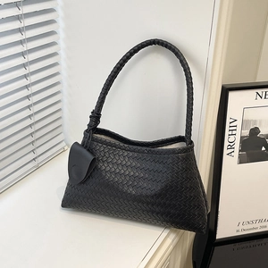 Grand sac cabas tressé noir pour femme avec un design Intrecciato minimaliste
