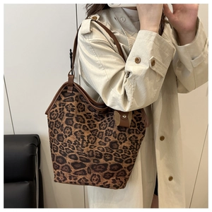 Leopard print tote bag worn with a light trench coat for a stylish autumn look