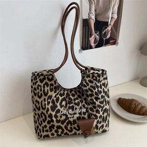 Borsa tote leopardata in finto camoscio con manici in pelle marrone e testo stampato