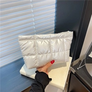 Pochette Matelassée Minimaliste pour Femmes en Cuir PU Trousse à Maquillage Carrée Rembourrée Sac à Main Léger et Polyvalent