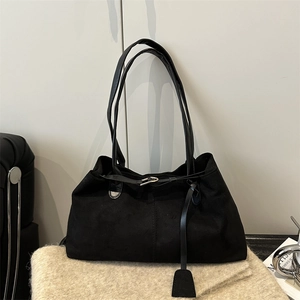 Grand sac cabas rétro en daim noir avec double bandoulière pour femme élégante