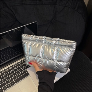 Sac à main matelassé argenté rembourré avec finition métallique brillante et fermeture