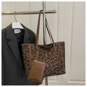 Dettaglio borsa shopper leopardata con cinturini in ecopelle marrone e borsellino coordinato
