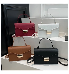 Sélection de sacs bandoulière rétro en cuir en bordeaux blanc caramel et noir