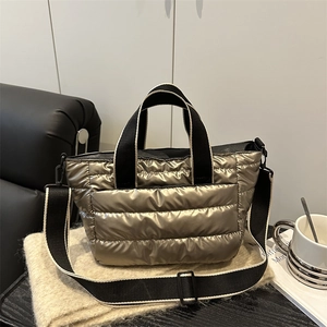 Borsa tote trapuntata champagne con trama imbottita e tracolla a righe regolabile