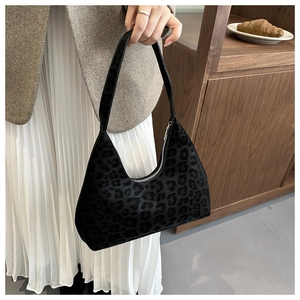 Detailansicht der Hobo-Tasche mit Leopardenmuster, Reißverschluss und Fashion-Struktur