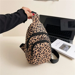 Sac de Poitrine en Bandoulière Nylon Imprimé Léopard pour Femme Grande Capacité Sac à Bandoulière Multi-Niveaux Décontracté