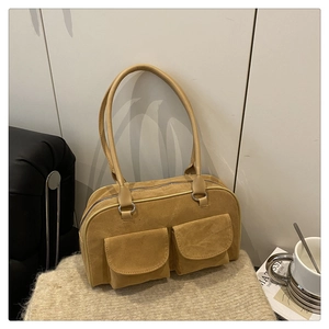 Détail du sac fourre-tout vintage en daim jaune gingembre avec deux poches à rabat avant