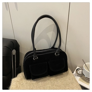 Détail du sac bandoulière noir mat avec deux poches avant et fermeture éclair en argent