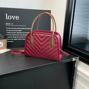 Borsa a tracolla trapuntata bordeaux con manici e tracolla in pelle marrone