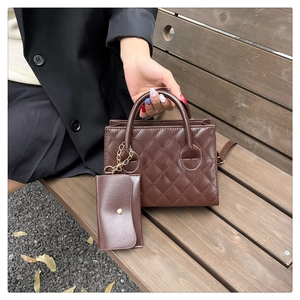 Détail du sac à main matelassé marron foncé en similicuir avec sa mini pochette assortie