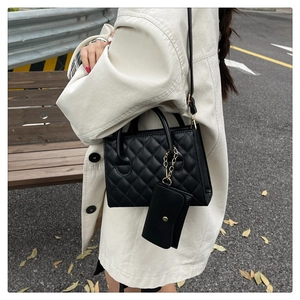Sac bandoulière matelassé noir avec chaîne dorée et mini pochette assortie sur la sangle