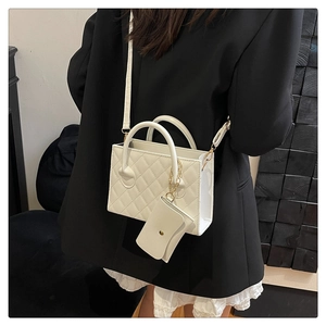 Sac bandoulière matelassé blanc avec pochette enveloppe assortie et chaîne dorée chic