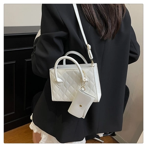 Sac à bandoulière matelassé blanc avec poignée et mini pochette sur modèle