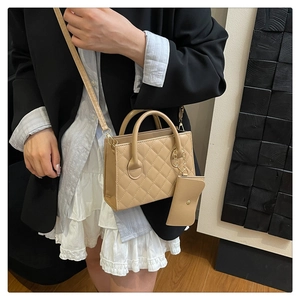 Détail du sac à bandoulière matelassé abricot avec poignée ronde et petit porte-monnaie