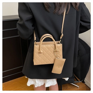 Détail du sac à bandoulière matelassé beige avec mini pochette amovible sur la sangle