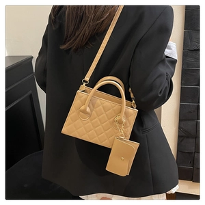 Détail du sac bandoulière matelassé kaki avec petite pochette porte-monnaie assortie