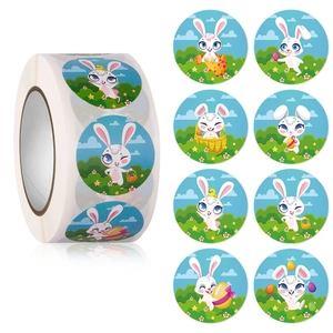 Détail d'un rouleau d'autocollants de Pâques avec 8 motifs variés de lapins et œufs