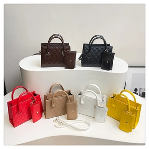 Détail de sacs à bandoulière matelassés avec mini pochettes en six couleurs vibrantes