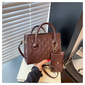 Détail d'un sac bandoulière marron matelassé avec pochette et bandoulière fine