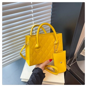 Sac matelassé jaune avec mini pochette assortie et détails dorés élégants en gros plan