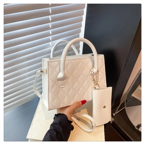 Détail du sac à main matelassé blanc avec sa mini pochette et ses finitions dorées