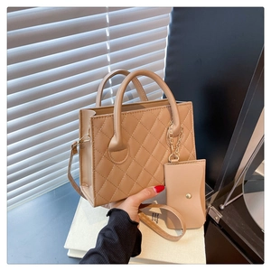 Détail du sac matelassé kaki avec mini pochette et garniture en chaîne dorée