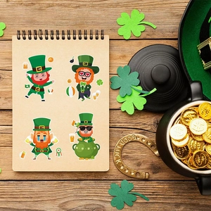 St. Patrick's Day Kobold-Aufkleber auf Kraftpapier-Notizbuch mit festlicher Kleeblatt-Deko