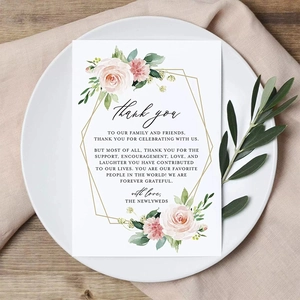 Carte de remerciement mariage avec cadre doré et roses roses sur fond en bois