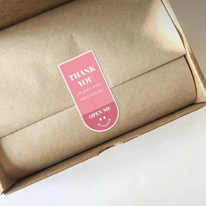 Rosa Thank You Open Me U-förmige Verschlussaufkleber auf Kraftpapierverpackung