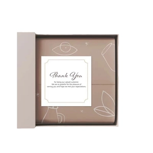Set minimalista di biglietti di auguri e ringraziamento in una scatola regalo rosa polvere