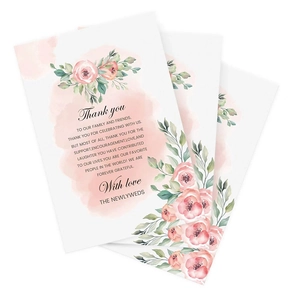 Détail de cartes de remerciement de mariage à fleurs avec écriture élégante