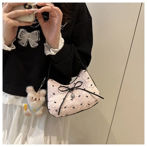 Détail du sac jacquard rose avec nœud noir et pendentif lapin mignon attaché