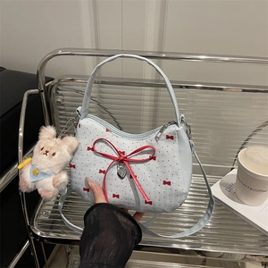 Sac hobo bleu clair avec imprimés nœuds rouges et pendentif lapin en peluche doux