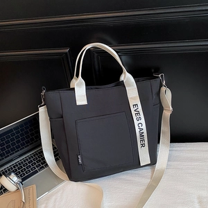 Schwarze Lunch-Tragetasche aus Canvas mit SPORT-Label und verstellbarem Schultergurt