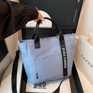 Hellblaue Lunch-Tragetasche aus Nylon mit schwarzen Griffen und abnehmbarem Schultergurt