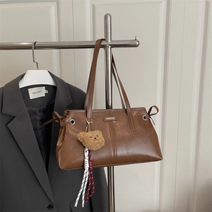 Women Minimalist PU Leather Tote Bag With Bear Pendant Fashion Retro Shoulder Underarm Bag Solid Color Daily Commuter Handbag