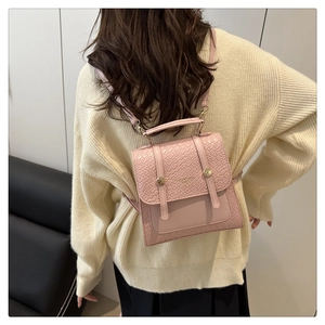 Dettaglio dello zaino rosa stile college con patta effetto coccodrillo e finiture oro