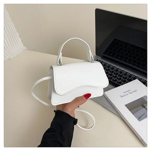 Mini sac bandoulière blanc avec rabat festonné et poignée élégante pour le travail