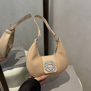 Sac hobo plissé beige élégant avec grande boucle carrée ornée de strass brillants