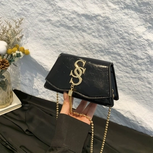 Women Minimalist Metal Letter Chain Shoulder Bag Vintage Synthetic Leather Square Crossbody Bag With Tassel Fashion Small Handbag