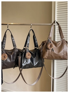Vue détaillée de cabas en cuir vintage aux couleurs café, noir et caramel doux
