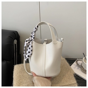 Sac seau en cuir blanc grainé avec un élégant foulard à pois attaché à la poignée