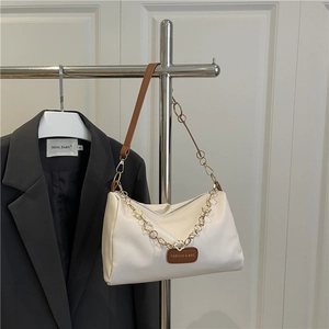 Sac polochon minimaliste en cuir PU beige avec chaîne cœur dorée et bandoulière marron