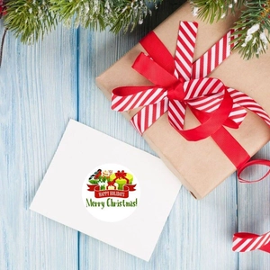 Etichette tonde Merry Christmas per buste su sfondo di legno blu rustico