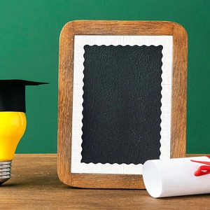 Mini tableau en bois à bords ondulés pour décoration de remise de diplôme sur bureau