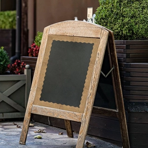 Dubbelzijdig houten A-frame krijtbord met golvende rand voor klas- en winkeldecoratie