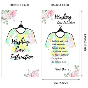 Waschanleitungskarte für T-Shirts mit rosa Blumen und eleganten grünen Blättern