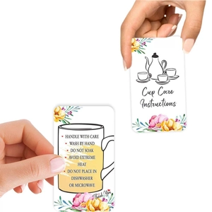 Carte d'instructions pour l'entretien des tasses avec motif floral et guide de lavage
