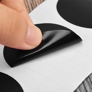 Zelfklevende 4cm ronde zwarte krijtbordsticker die van het papier wordt afgepeld